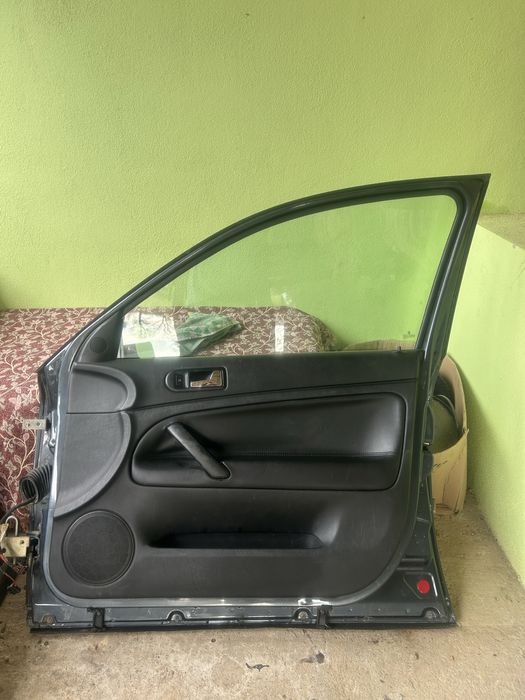 Vând uși fața spate în stare perfectă vw pasat b5 2001