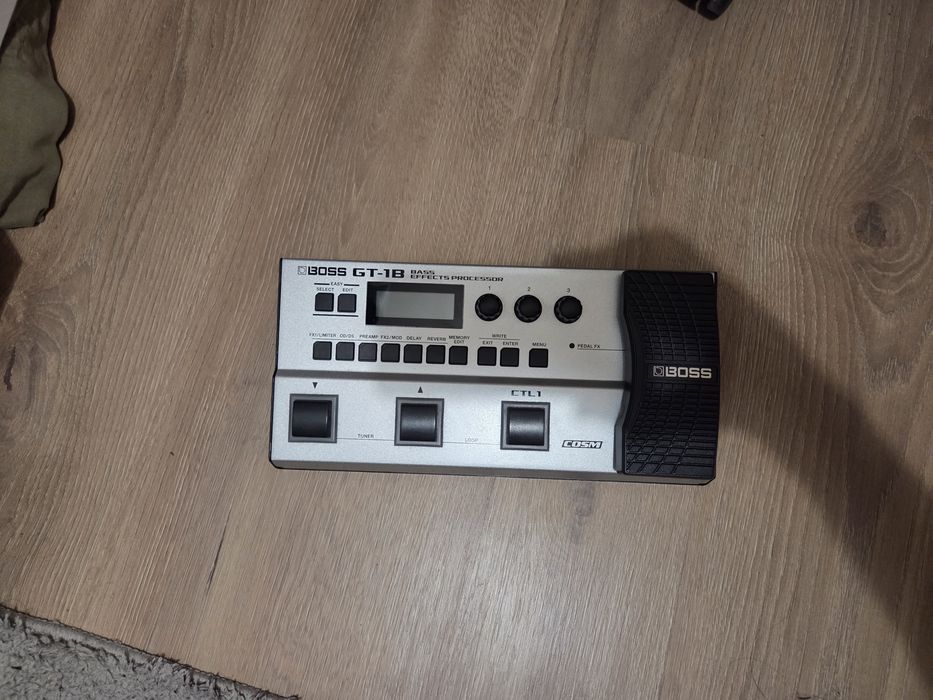 Продавам китарен/бас процесор BOSS GT-1B - отлично състояние!