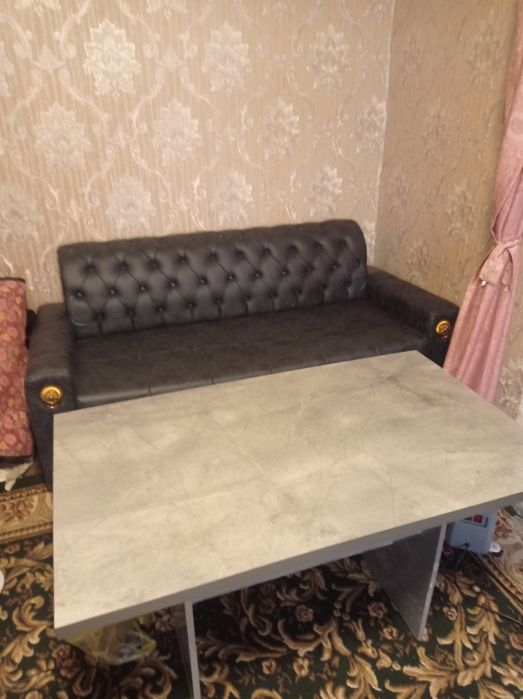 Диван столи билан сотилади
