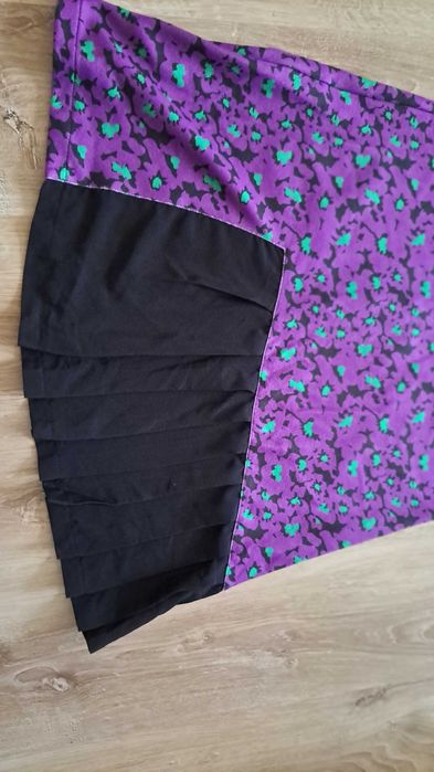 Черна рокля, лилава рокля