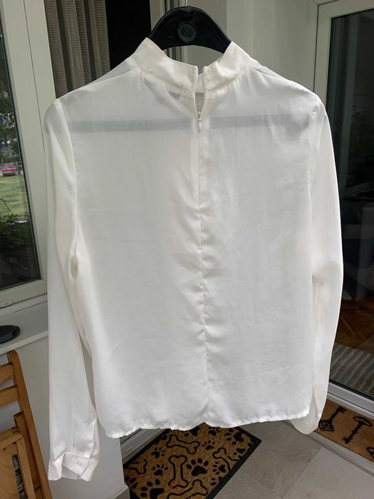 Бяла риза без деколте и закопчаване отзад с цип