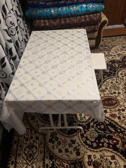 Ixcham oshxona stoli va taburetka (to'plam)