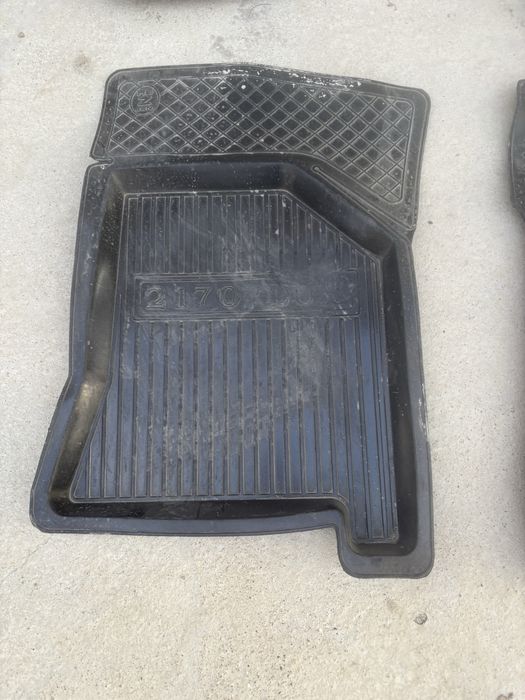 Резиновый коврик для авто .