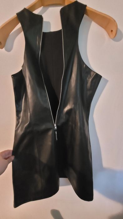 Rochie Calvin Klein – elegantă și versatilă