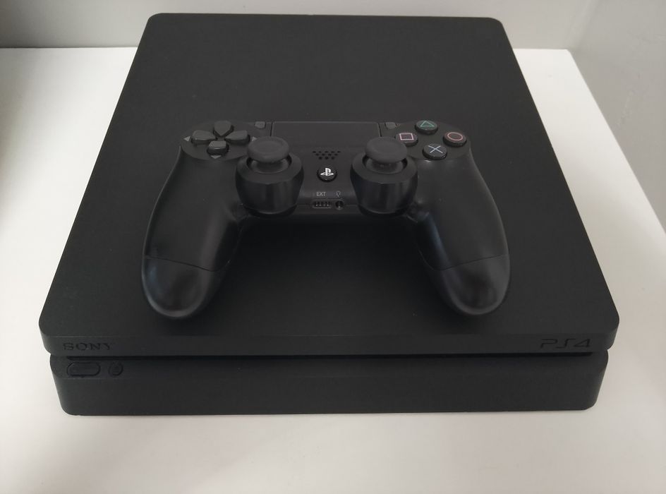 Уникална Playstation 4 Slim