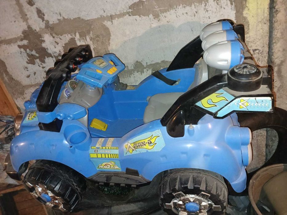 Машина детская и мотоцикл