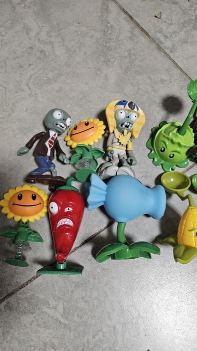 Набор игрушек зомби против растений