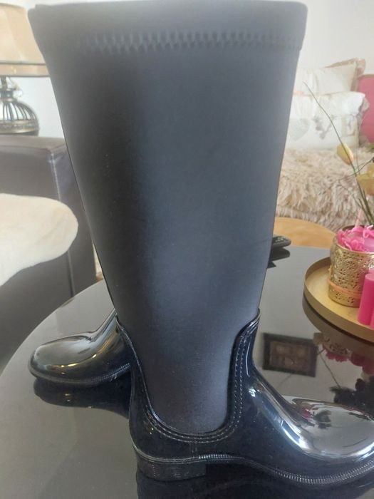 Нови ботуши на Томи Хилфигер,комбинация текстил и гума,много елегантни