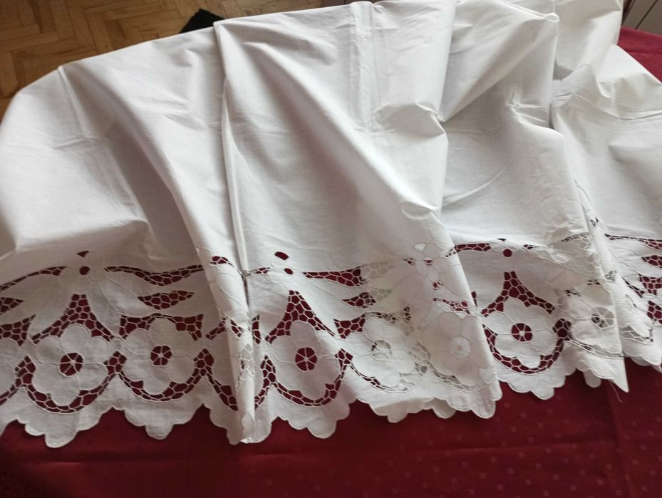 Бял памучен чаршаф с машинна бродерия