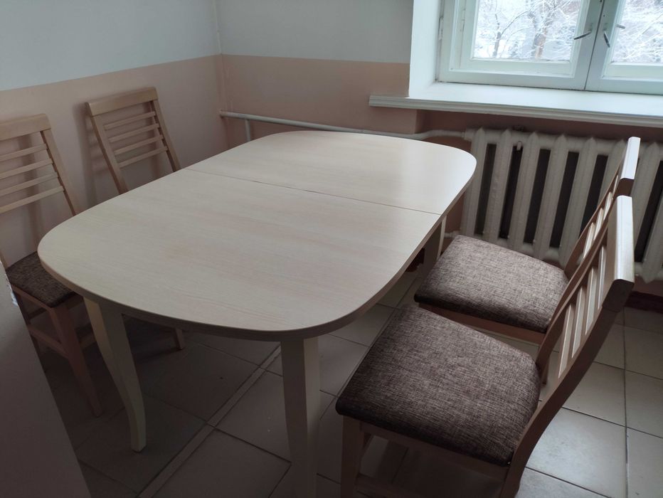 Стол обеденный с 4 стульями