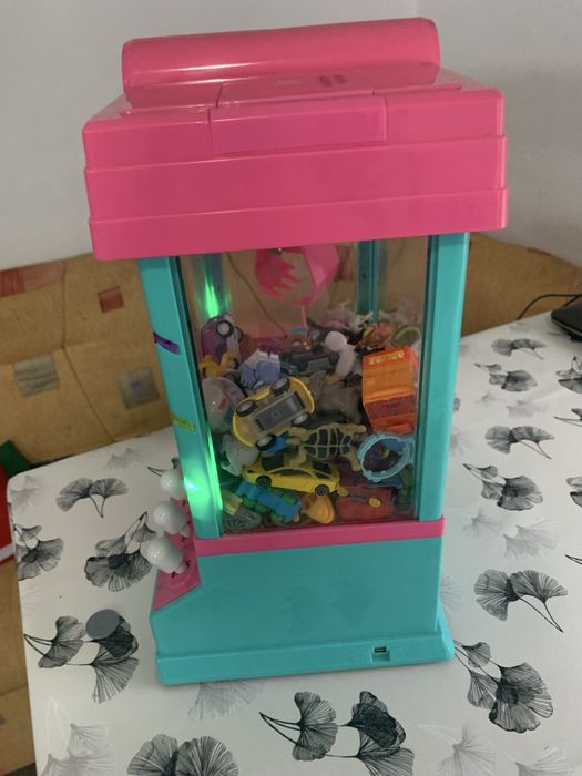 Claw machine/играчка-щипка с подарък мини играчки към нея