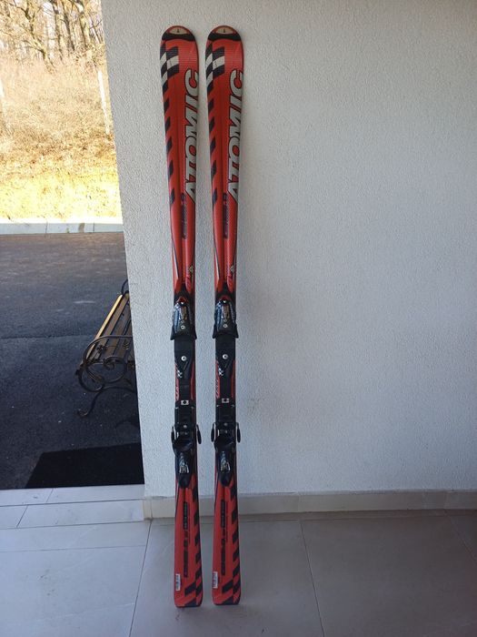 Vând schiuri Atomic