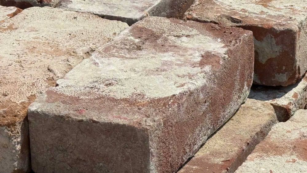 Vand 50.000 cărămizi pline din demolări (240x115x63 mm)