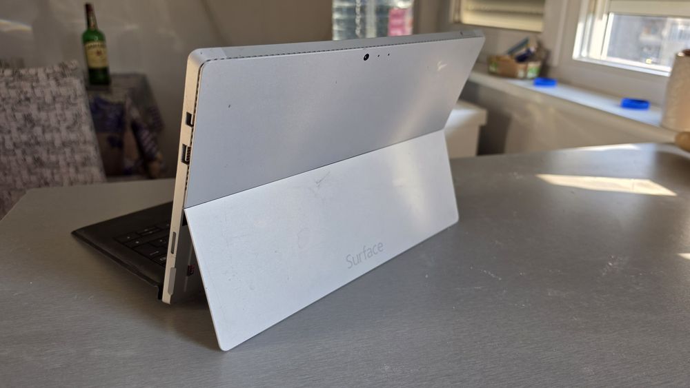 Продавам Microsoft SURFACE PRO 3
