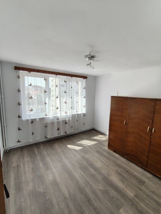 Vand apartament zona Cedonia