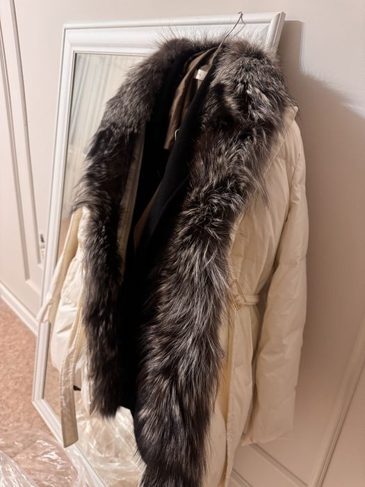 Белая куртка с мехом