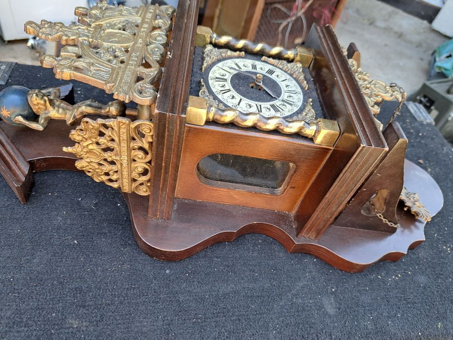 Ceas vechi cu ornamente bronz