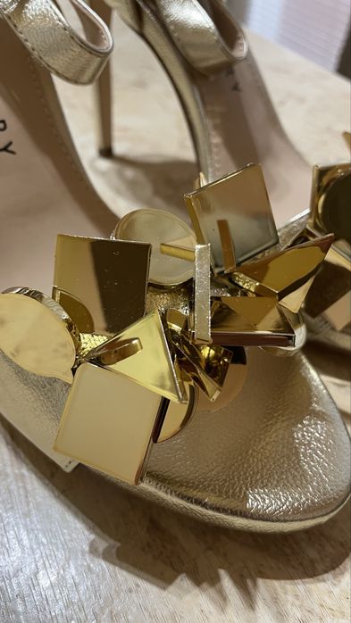 Сандали на ток 38р нови