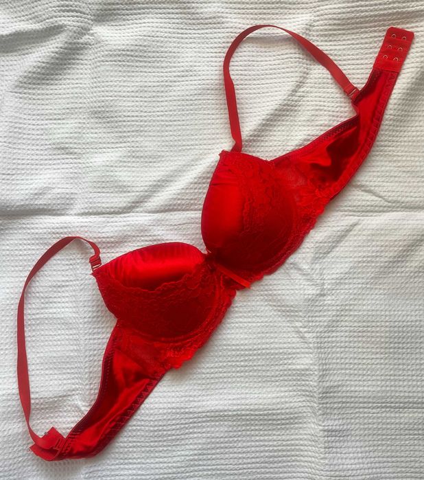 Sutien push up rosu si detalii elegante din dantela