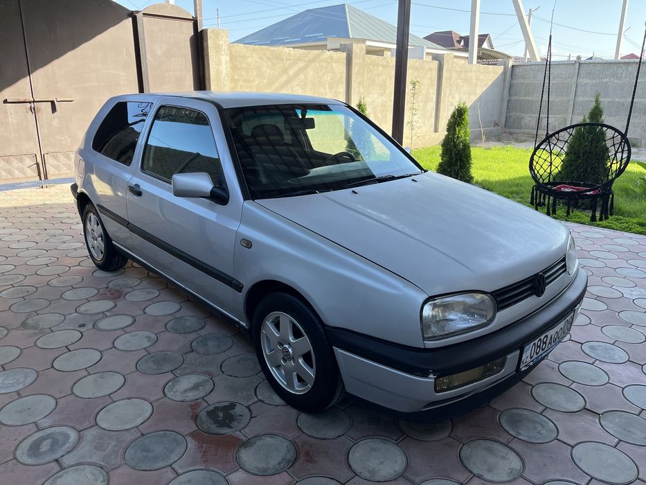 Volkswagen Golf.)