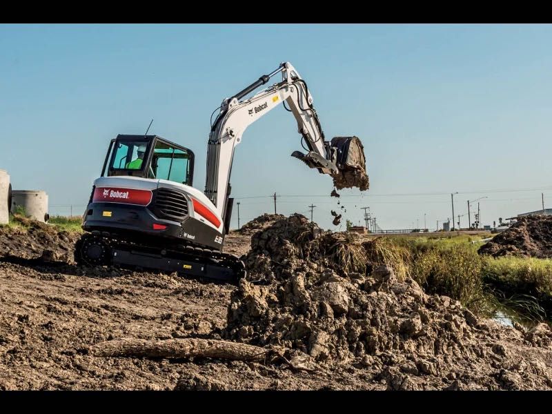 Executam lucrări cu: buldo, excavator, ,bobcat, camioneta, camion