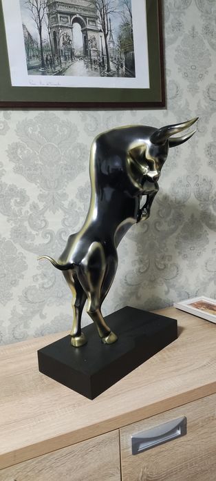 Статуэтка большого быка