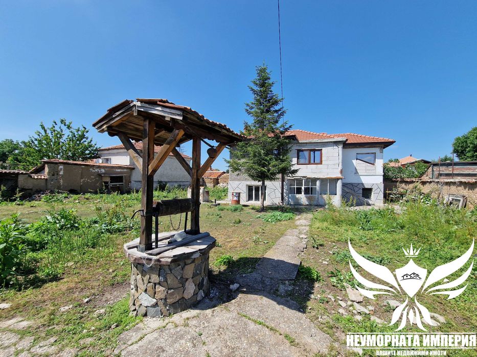 Двуетажна къща 160РЗП с голям двор 1250кв. двор в село Избеглии