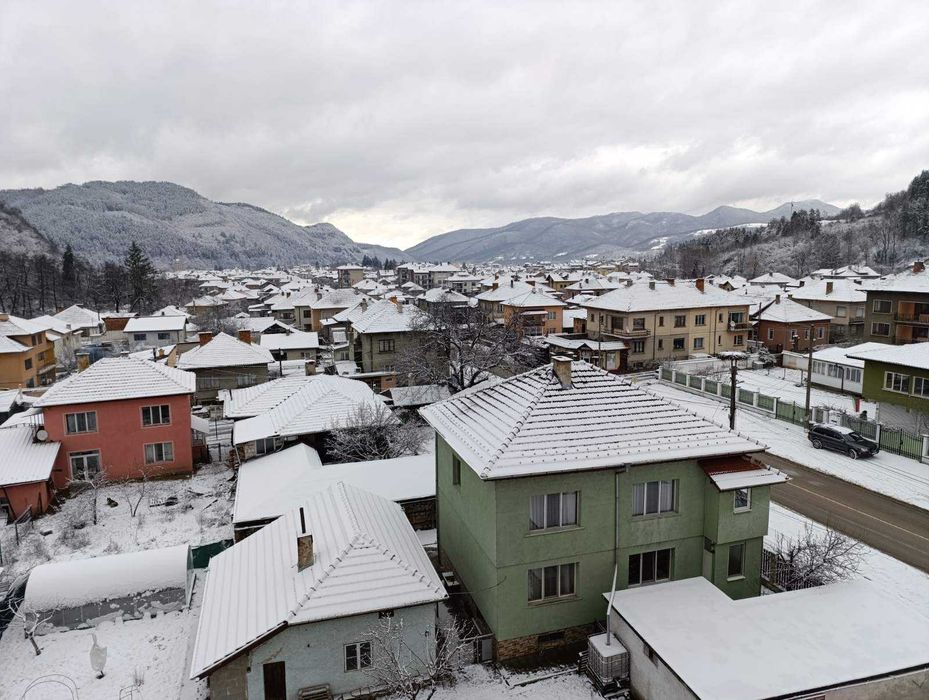 От собственик - светъл, топъл в новосаниран блок с оправен покрив
