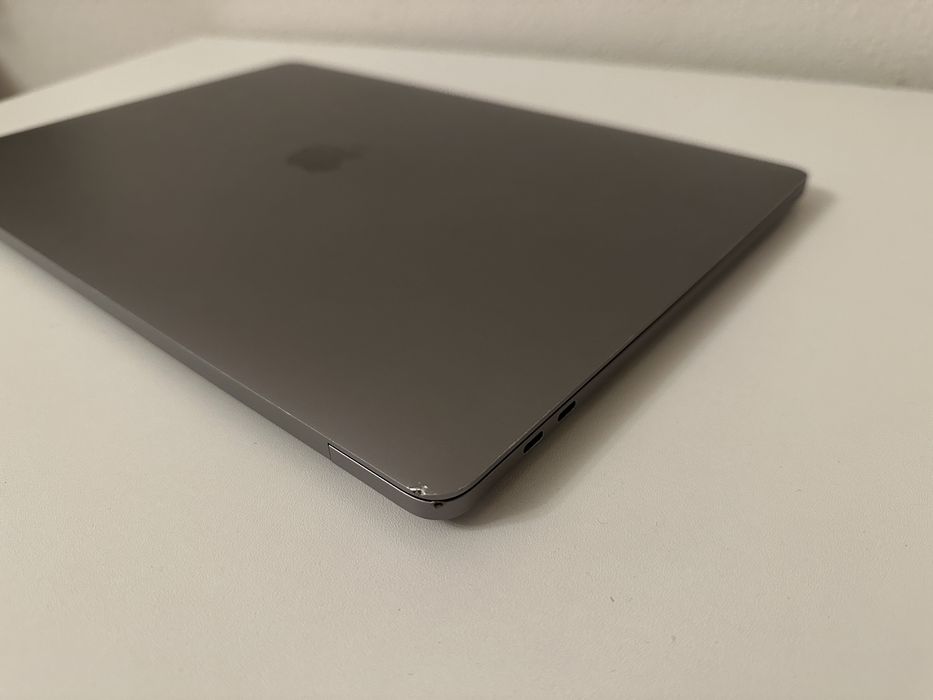 MacBook Pro 2017 Touchbar (15", Retina, A1707) 500 GB, i7, Radeon 4 GB