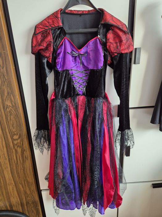 Костюм на вещица и костюм на ангел