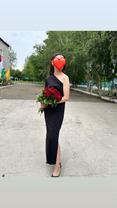 Черное атласное платье