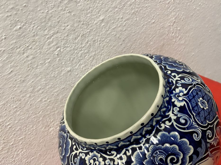 Холандска порцеланова ваза с капак на Delft