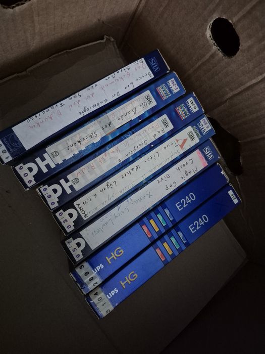 Vând lot 60 casete video VHS originale Philips, 240 minute cu filme

-