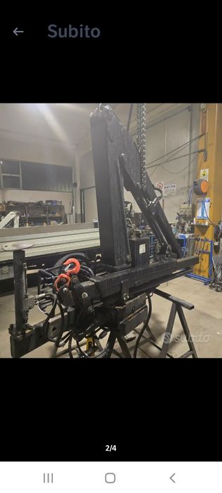 Două Macarale de vânzare Ferrari si Amco Veba