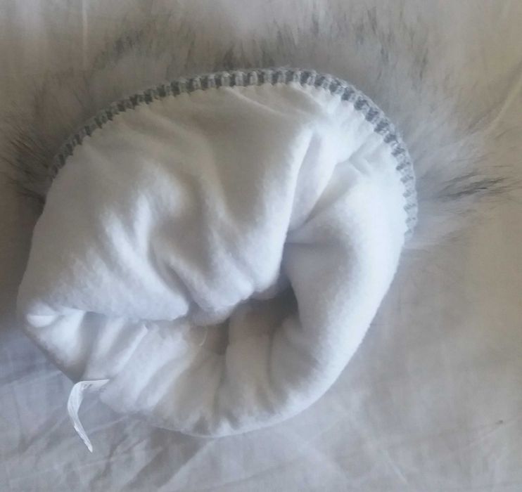 Бяла със сиво зимна шапка с два помпона