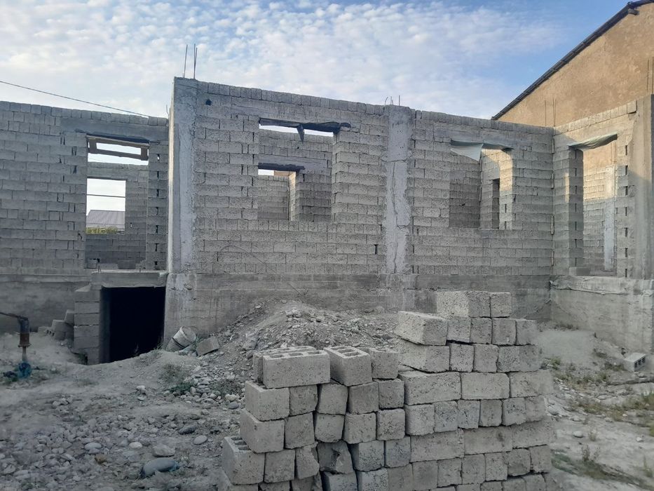 Qurib bitkazilmagan hovli sotiladi,2 qavatli qilib qursa ham bo'ladi,