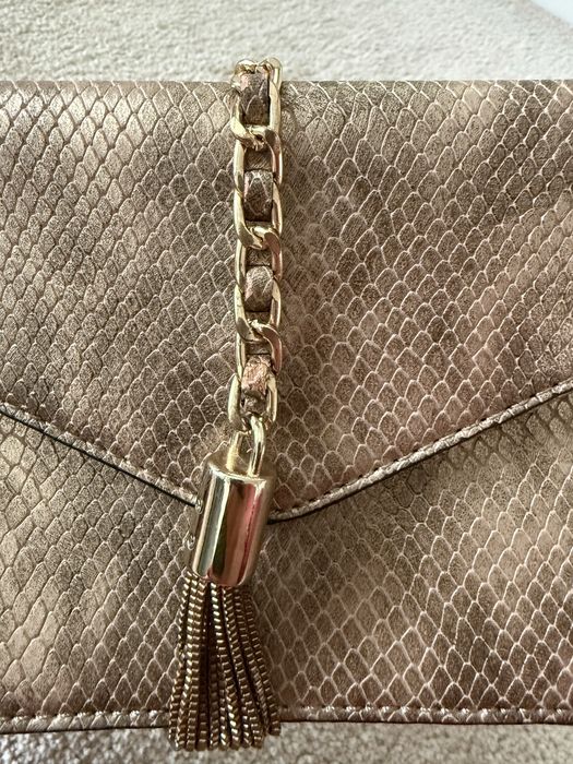 Poșetă aurie elegantă