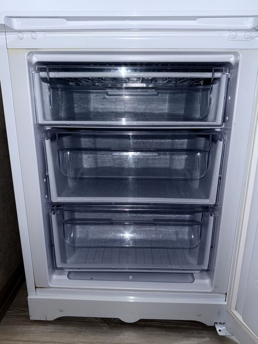 Холодильник Indesit