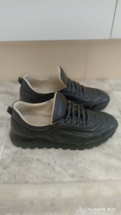 Кроссовки женские