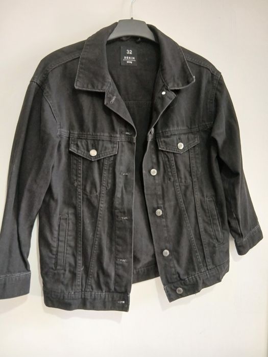 Geaca blugi marca Denim masura M/L stare perfecta putin folosita
Dimensiuni
- latimea intre umeri 50 cm
- latimea intre axile 50 cm
- circumferinta bu