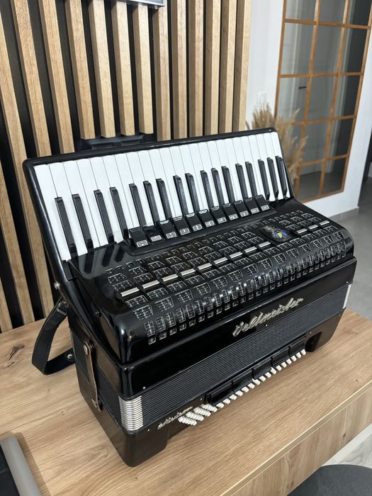 Acordeon Weltmeister Meteor cu 120 de basi