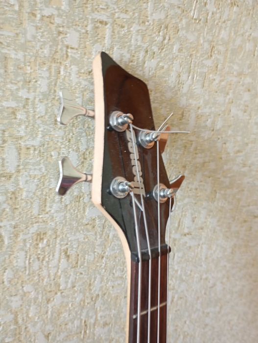 Бас гитара.4-х струнная.