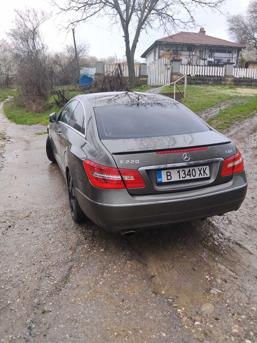 Продавам Мерцедес Е 220