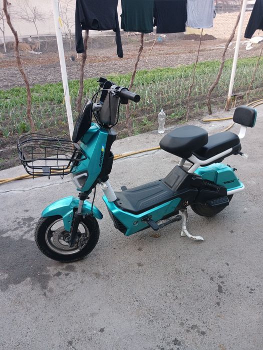 Racing skuter sotiladi