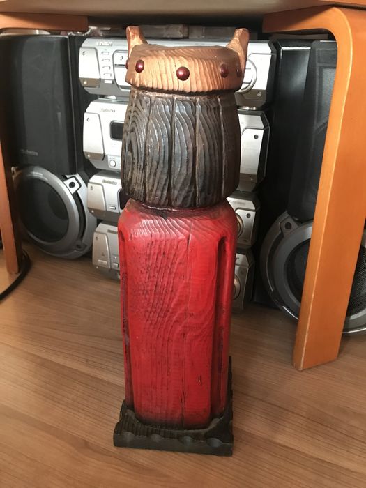 Cutie veche sculptata pentru sticle de vin