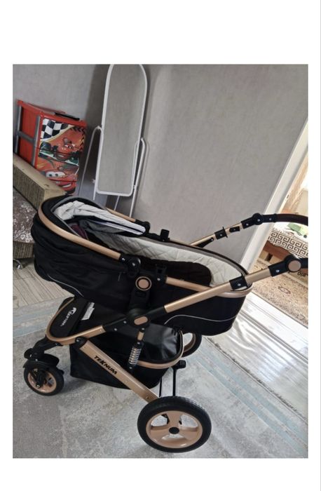 Продам универсальную коляску 3 в 1