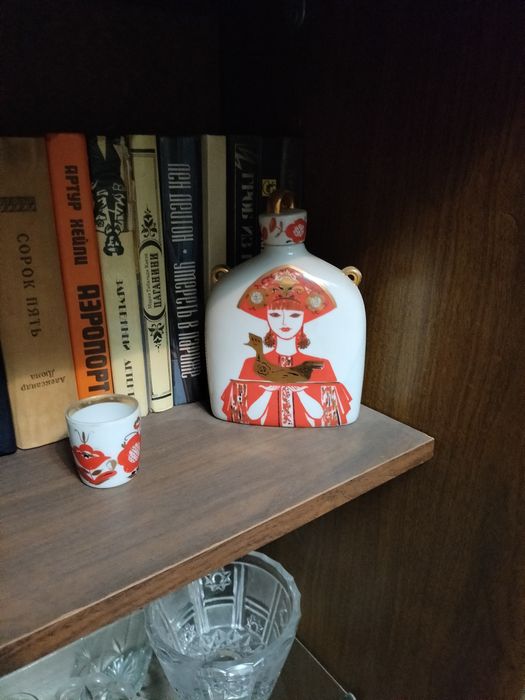 Статуэтки, посуда