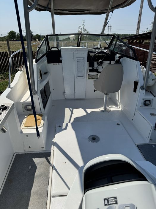 Barca cabinata cu prelata