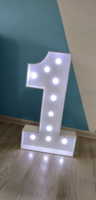 Светещи цифри, букви и надписи за декор