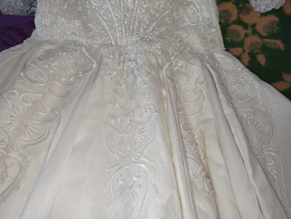 Келин кўйлак сотилади